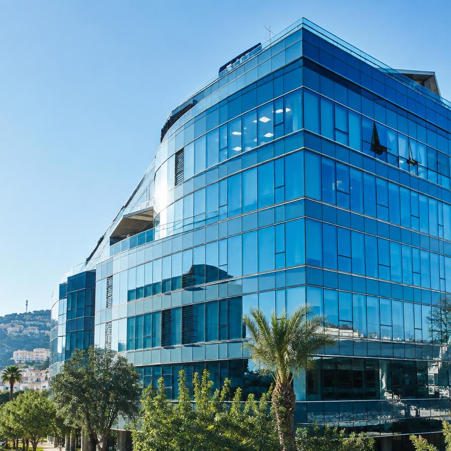 בניין משרדים מזכוכית בחיפה